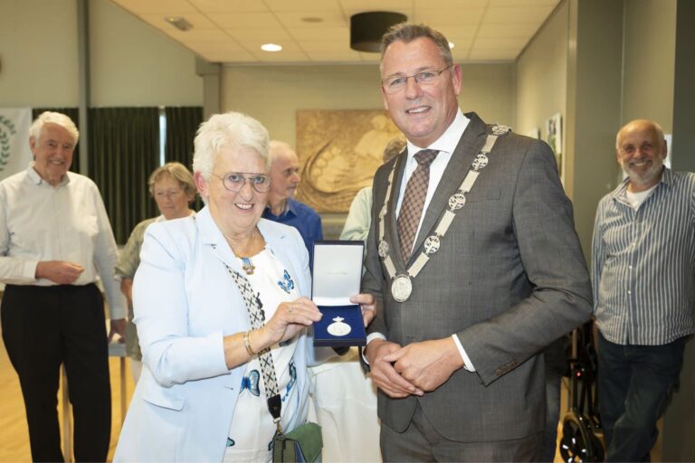 Uitreiking van de Koninklijke Erepenning aan Seniorenvereniging De Kersenplukkers