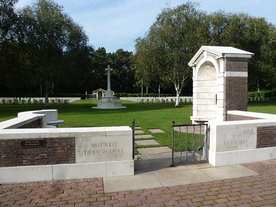 Mierlo War Cemetery, GM 1771 M6.01.JPG