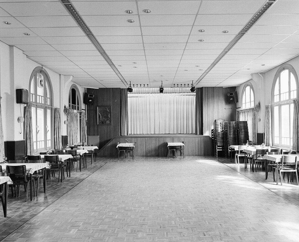 Interieur grote zaal, overzicht naar toneel – Mierlo – 20333742 – RCE.jpg